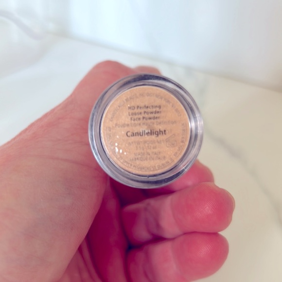 Chantecaille HD perfecting loose powder - Picture 2 of 3